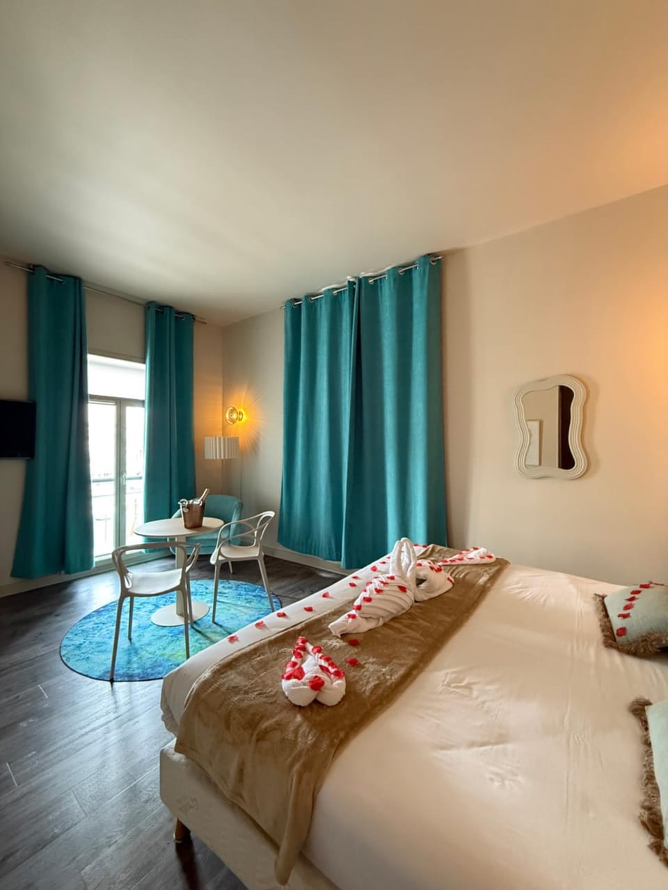 Bed, Living room, Photo of the whole room, Bedroom