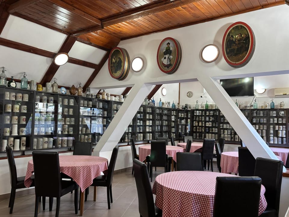 Restaurant/places to eat, Lounge or bar