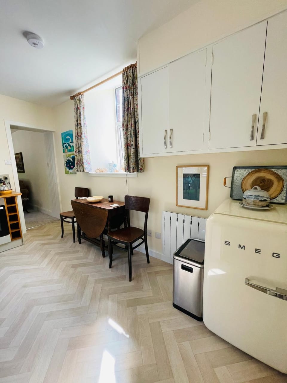 Kitchen or kitchenette, Seating area, Dining area, oven