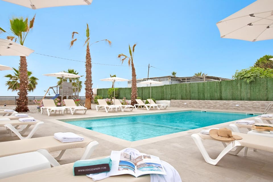 Swimming pool, sunbed