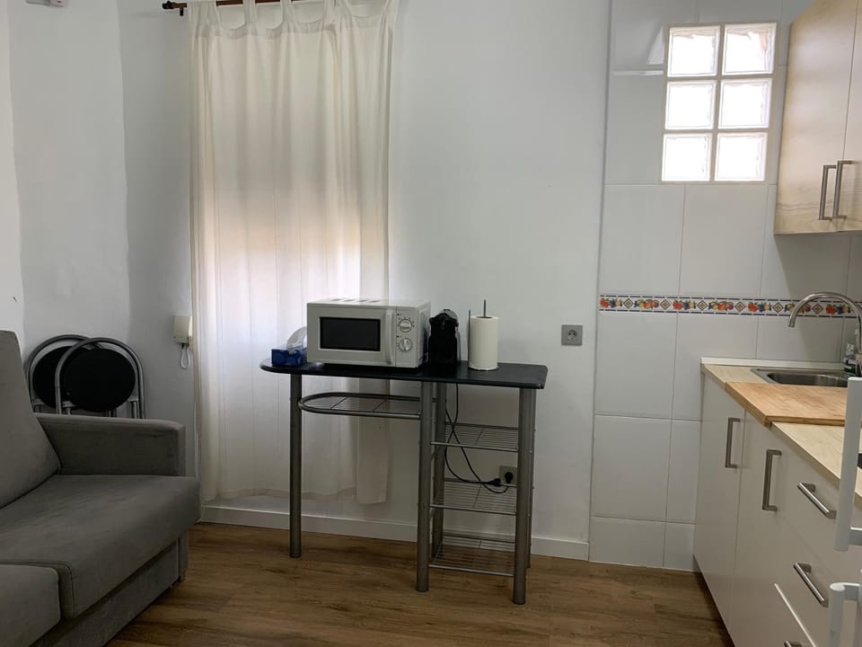 Kitchen or kitchenette, minibar