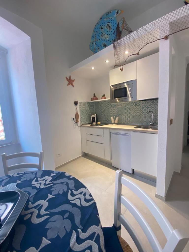 Kitchen or kitchenette, Dining area, minibar, stove