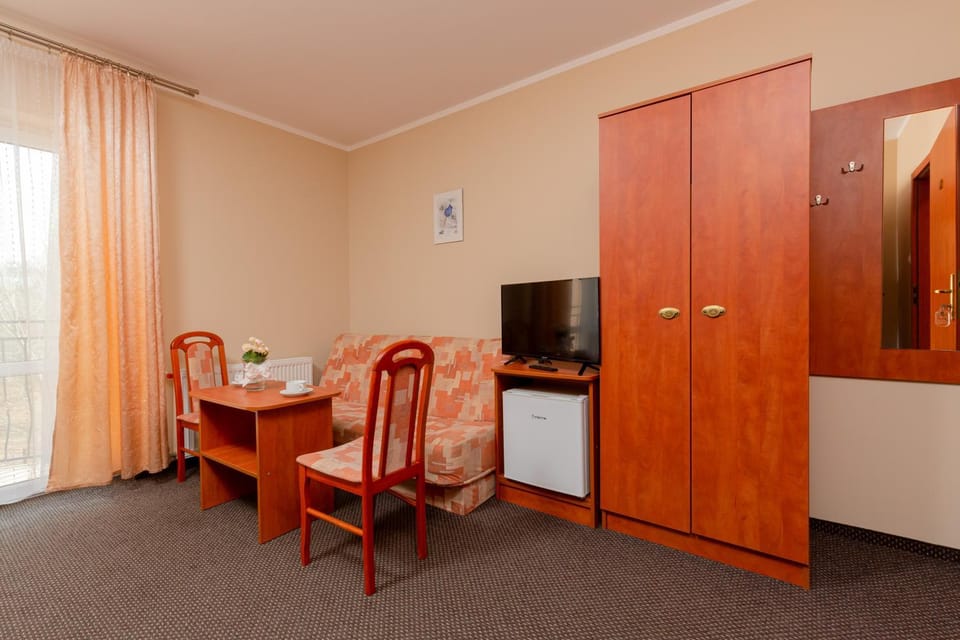 Communal lounge/ TV room, TV and multimedia, Seating area, wardrobe