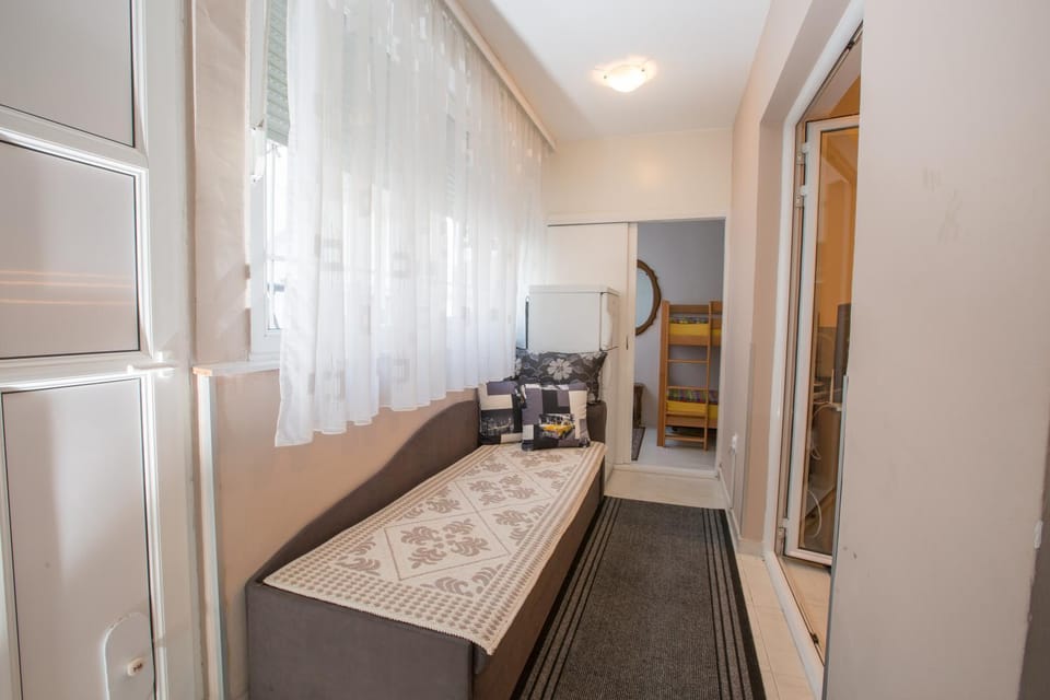 Bed, Seating area