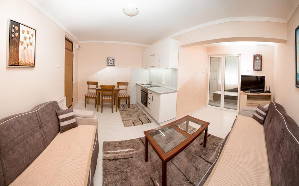 TV and multimedia, Kitchen or kitchenette, Living room, Dining area