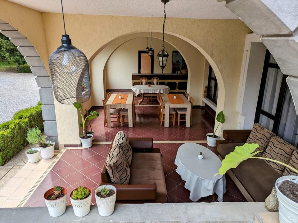 Restaurant/places to eat, Garden, View (from property/room), Inner courtyard view