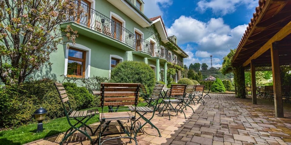Property building, Facade/entrance, Spring, Garden, View (from property/room), Balcony/Terrace, Garden view