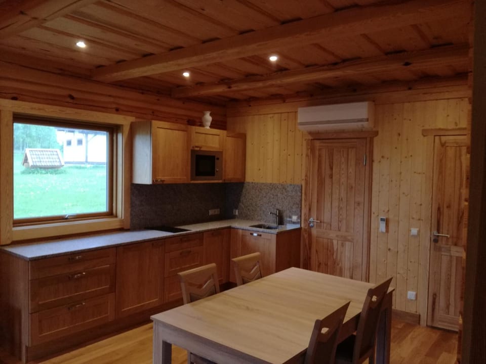 Coffee/tea facilities, Kitchen or kitchenette, Seating area, Dining area