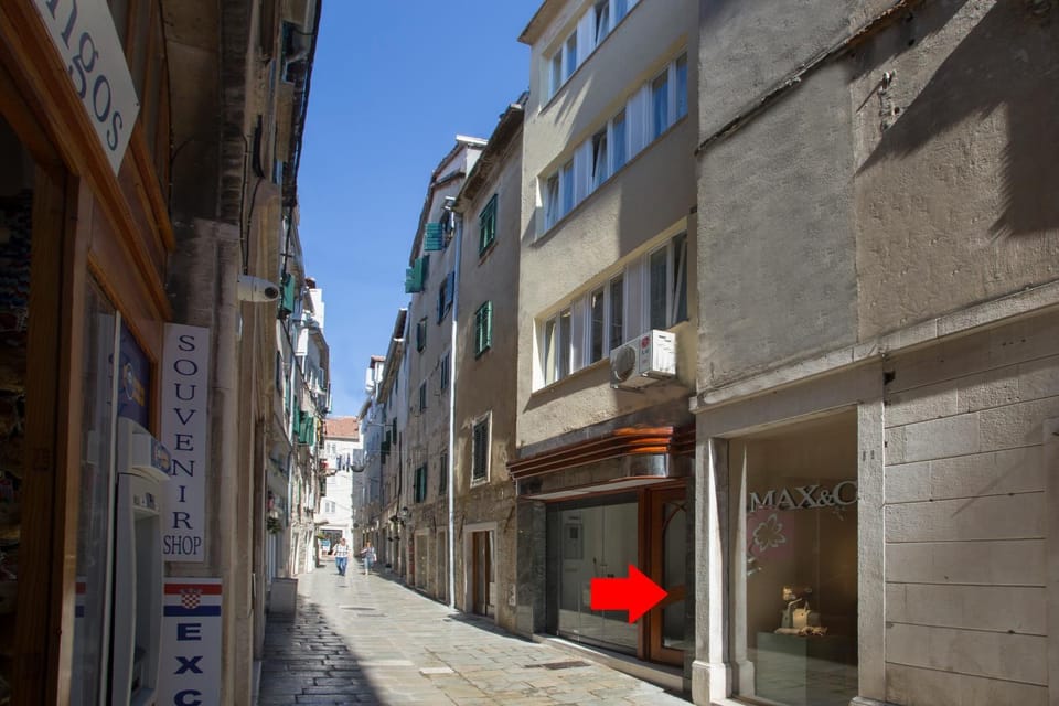 Facade/entrance, Off site, On site, Location
