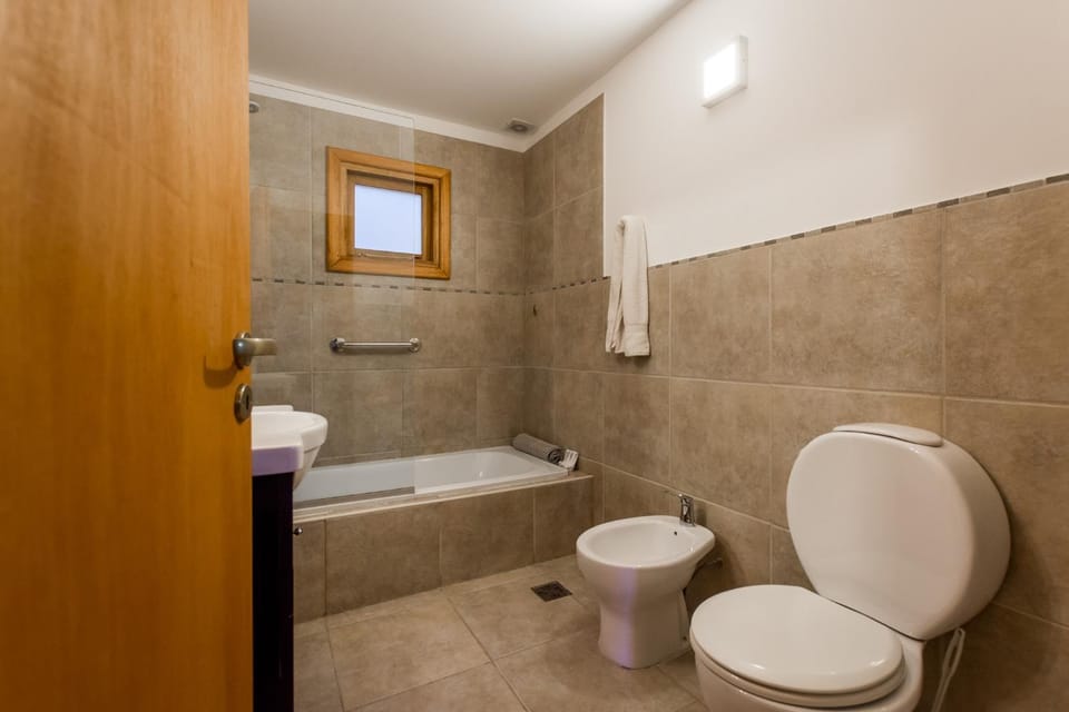 Shower, Toilet, Bathroom, Bath, bidet, towels