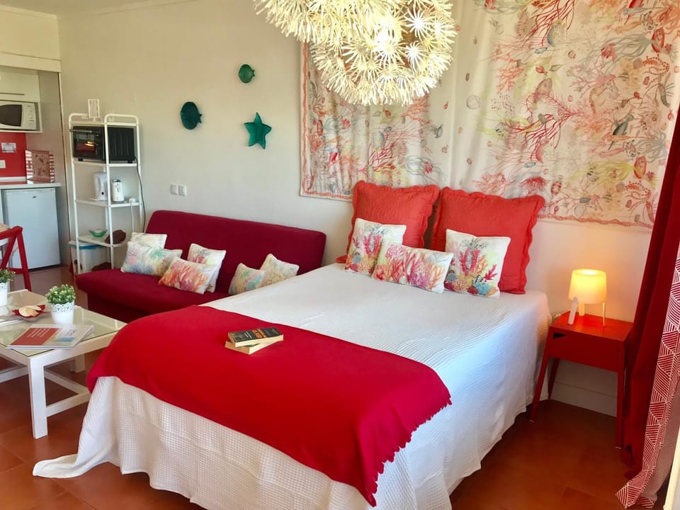 TV and multimedia, Kitchen or kitchenette, Living room, Seating area, Dining area, Bedroom
