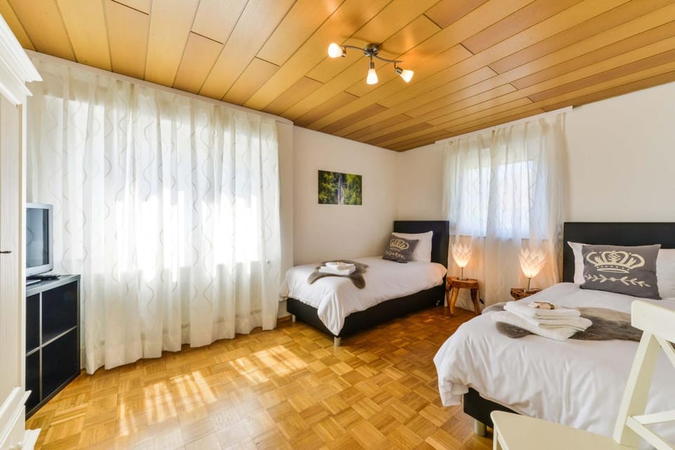 TV and multimedia, Photo of the whole room, Decorative detail, Bedroom