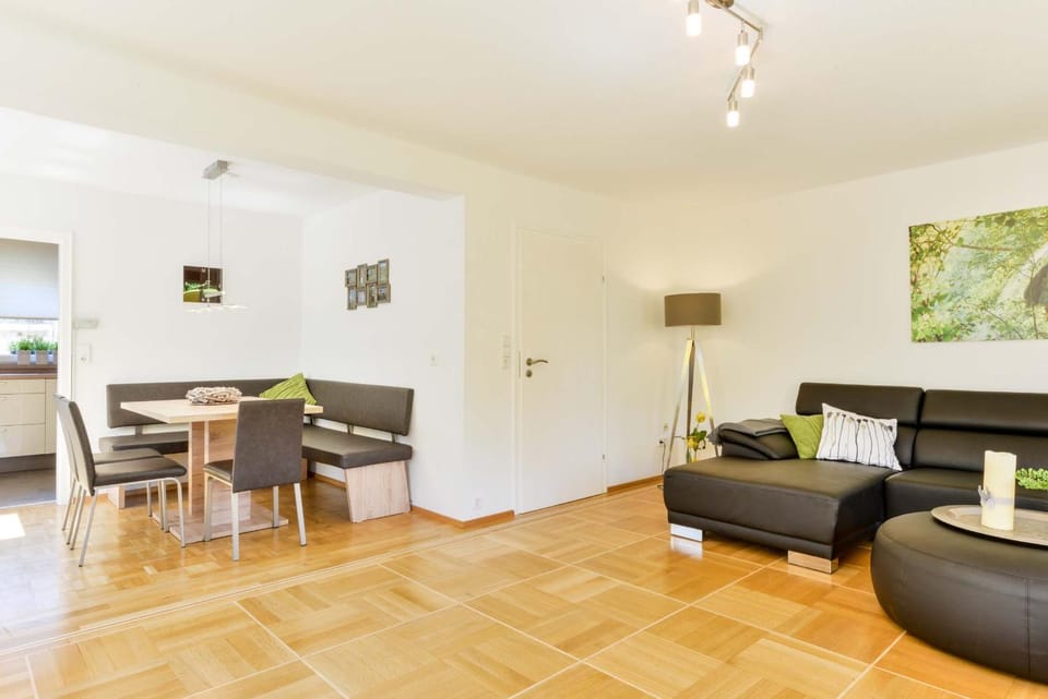 TV and multimedia, Living room, Photo of the whole room, Seating area, Dining area
