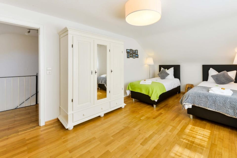 Food and drinks, Photo of the whole room, Decorative detail, Bedroom
