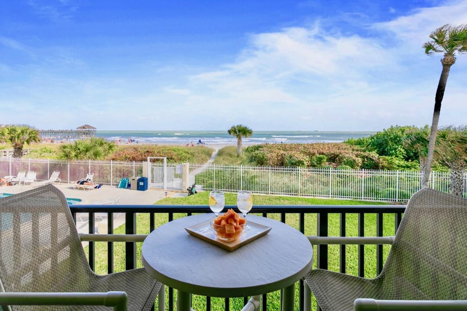 Patio, Day, Natural landscape, View (from property/room), Balcony/Terrace, Food and drinks, Seating area, Dining area, Beach, Beach, Sea view