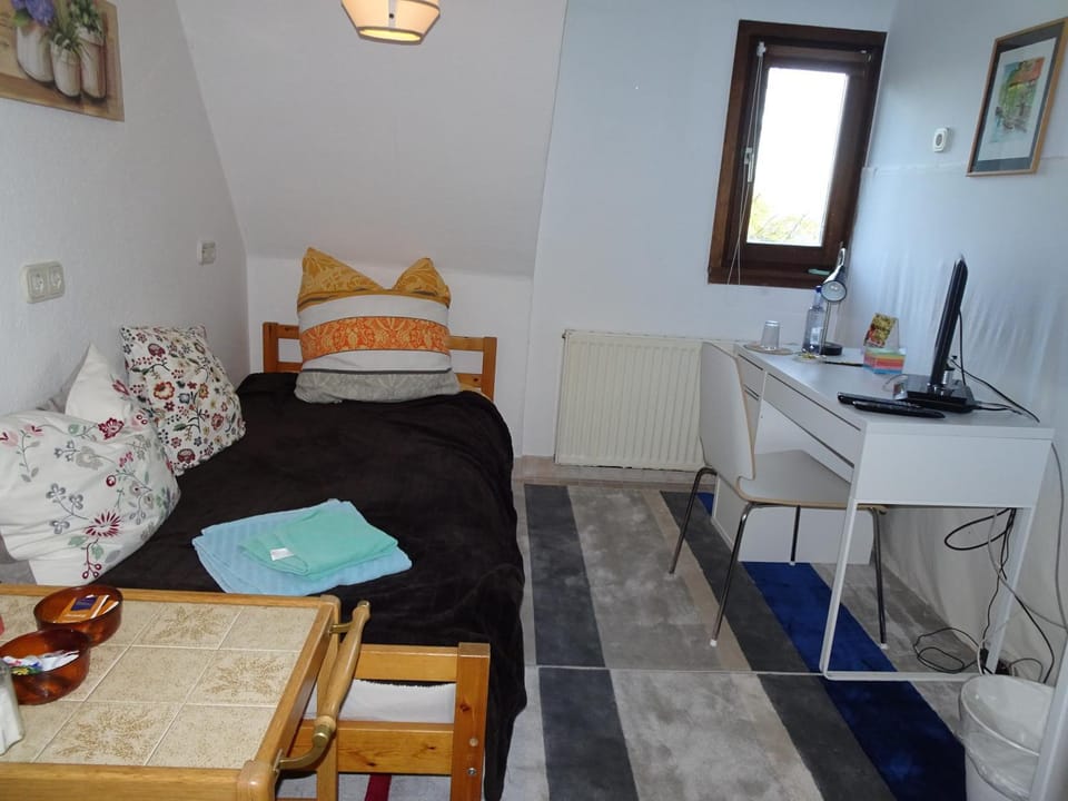 Bed, TV and multimedia, Photo of the whole room