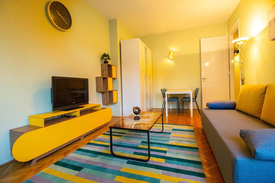 TV and multimedia, Living room, Seating area, wardrobe