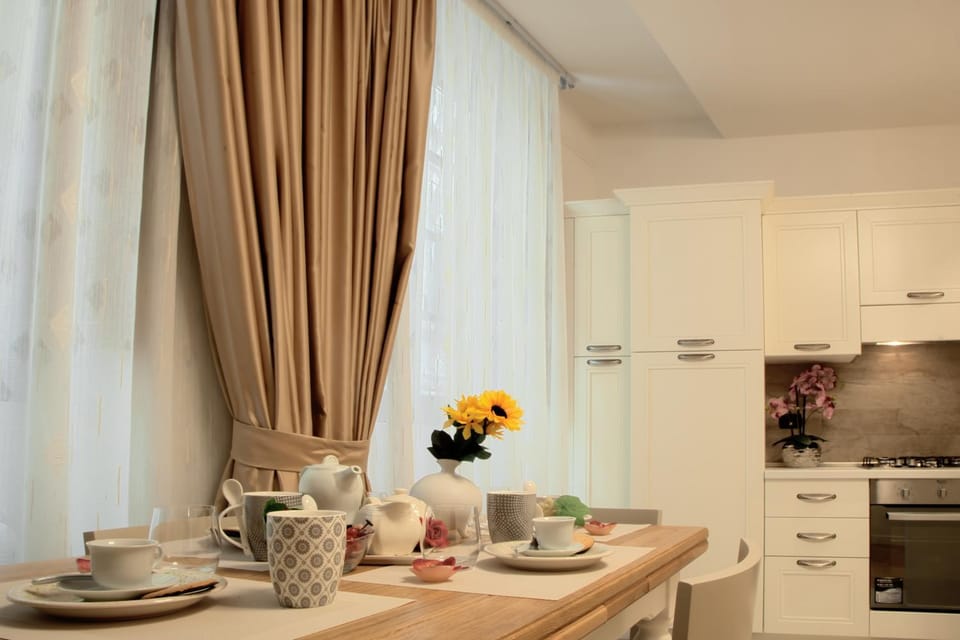 Kitchen or kitchenette, Living room, Seating area, Dining area
