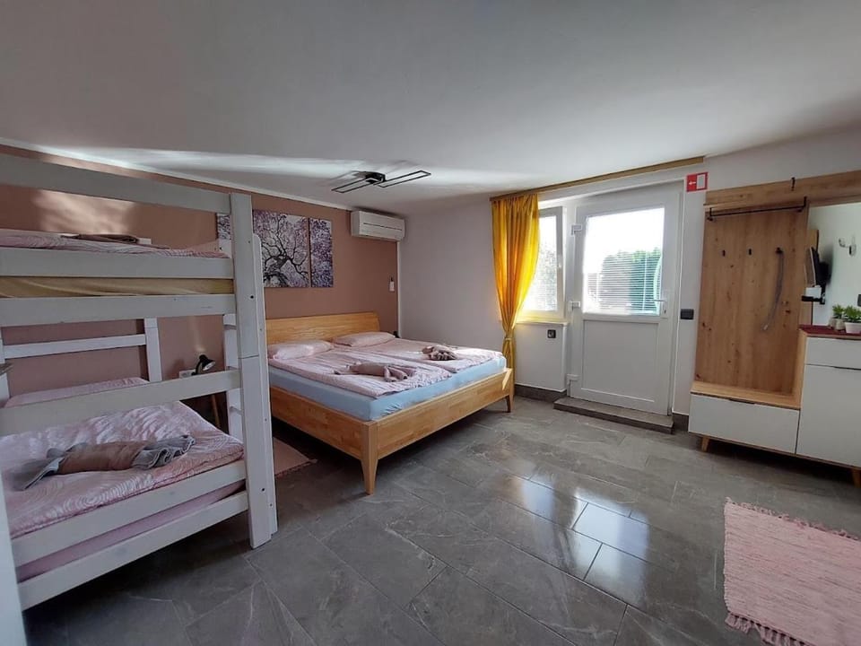 Bed, Photo of the whole room, bunk bed