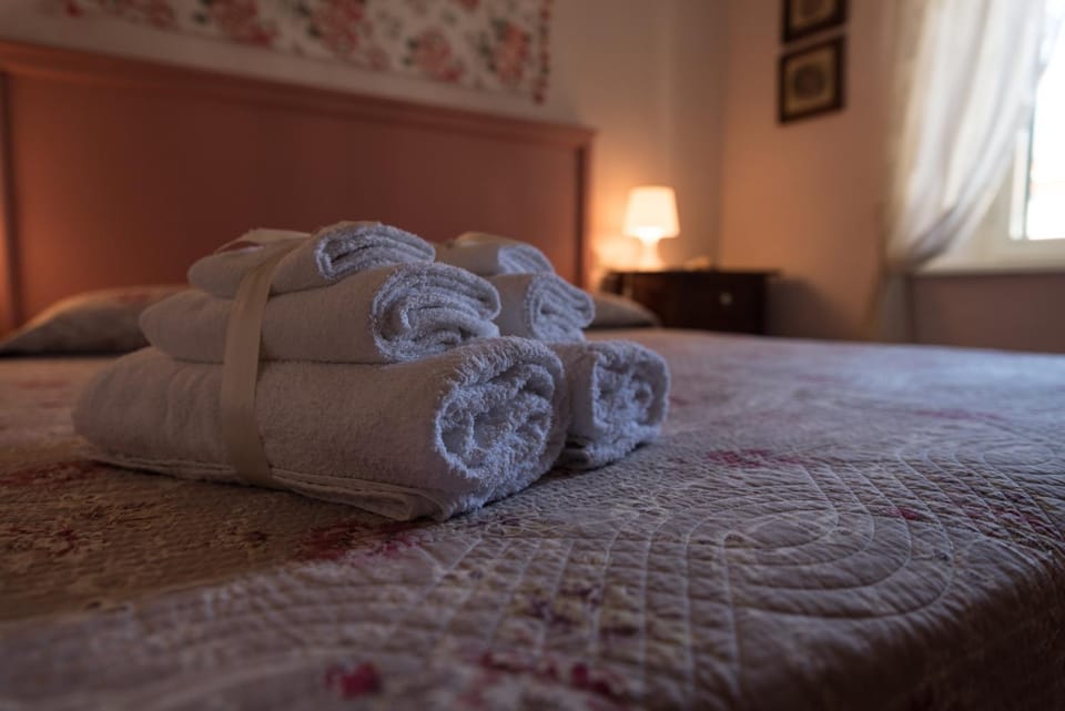 Staff, Bed, Photo of the whole room, Bedroom, Family