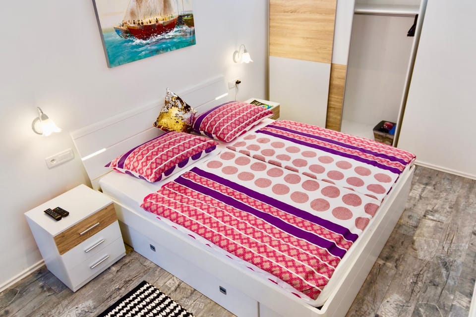 Photo of the whole room, Bedroom