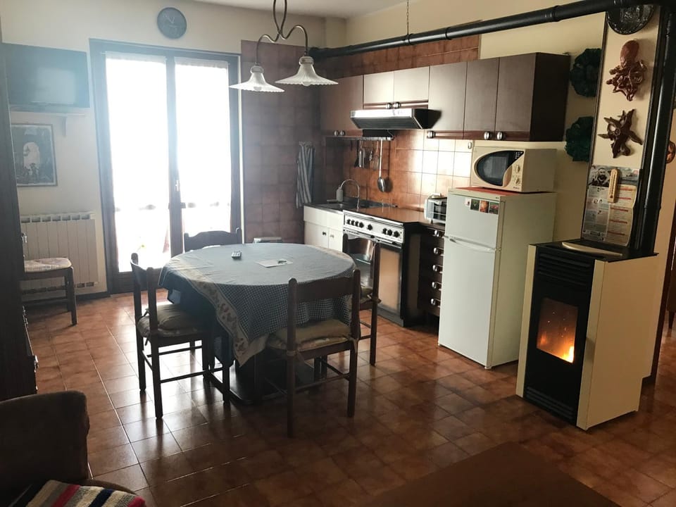 Kitchen or kitchenette, Dining area