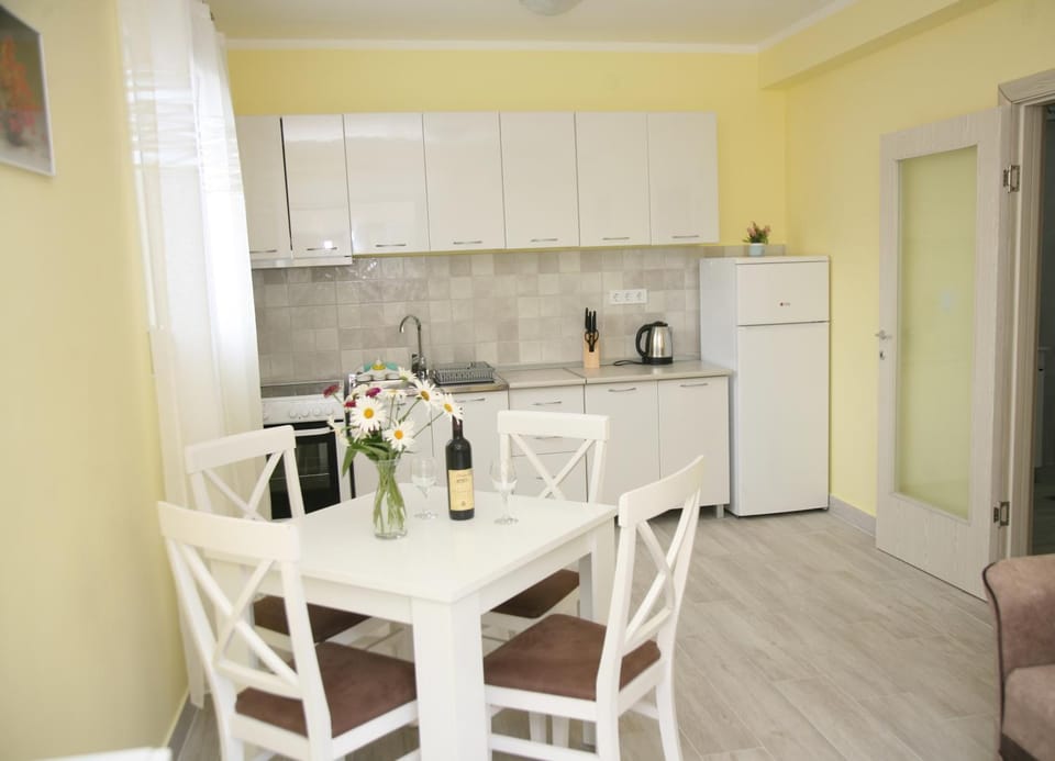 Kitchen or kitchenette, Dining area
