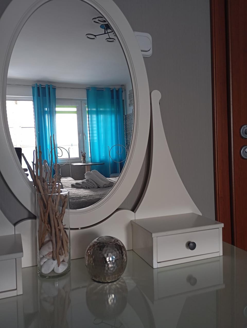 Photo of the whole room, Seating area