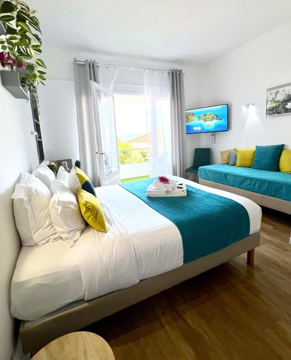 Bed, TV and multimedia, Photo of the whole room, Bedroom