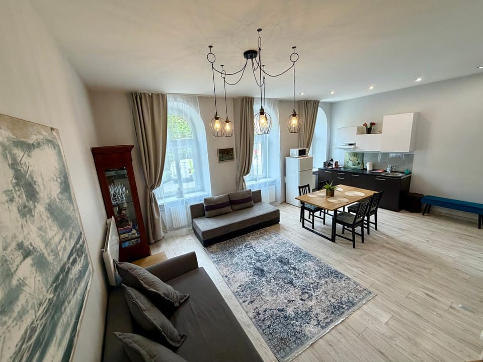 Bed, TV and multimedia, Living room, Photo of the whole room, Seating area, Dining area, Bedroom