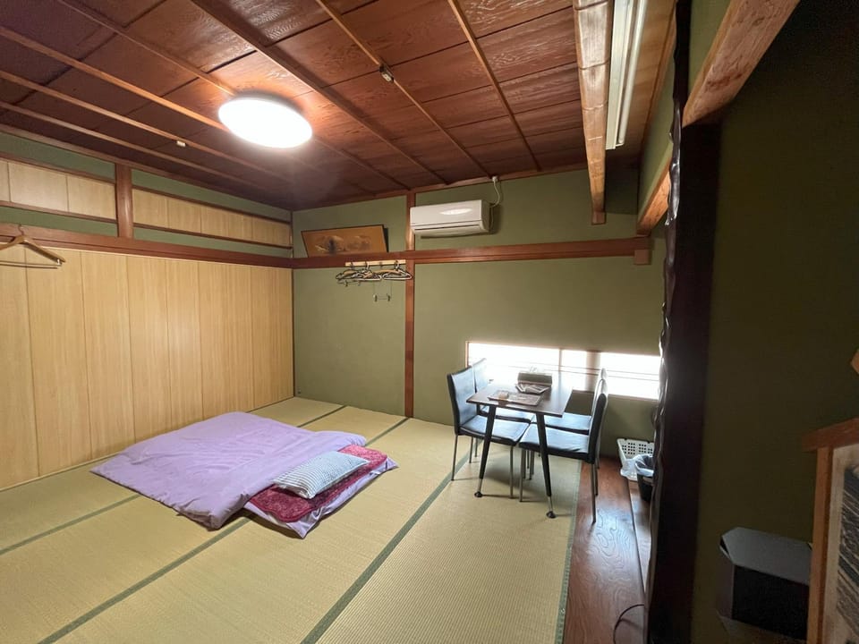 Photo of the whole room, air conditioner