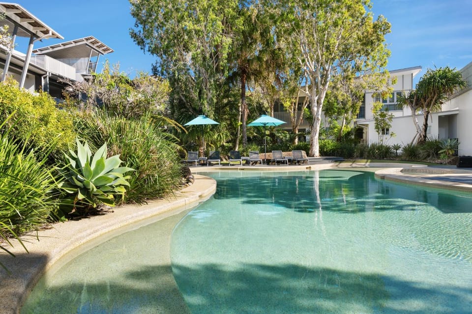 Property building, Day, Garden, Garden view, Pool view, Swimming pool, sunbed