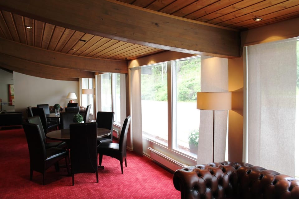 Restaurant/places to eat, Lounge or bar