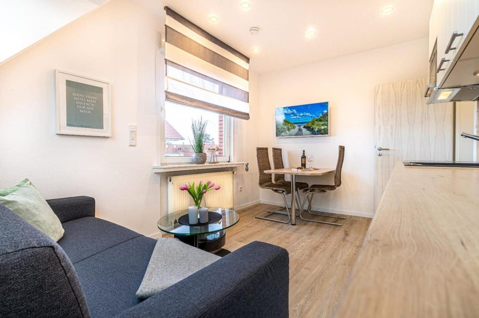 Kitchen or kitchenette, Living room, Seating area, Dining area