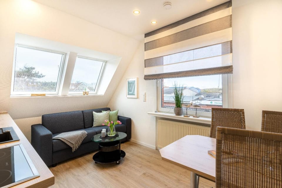 Kitchen or kitchenette, Living room, Seating area, Dining area
