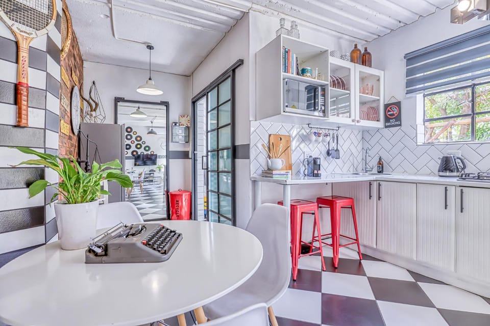 Kitchen or kitchenette, Dining area, minibar, stove