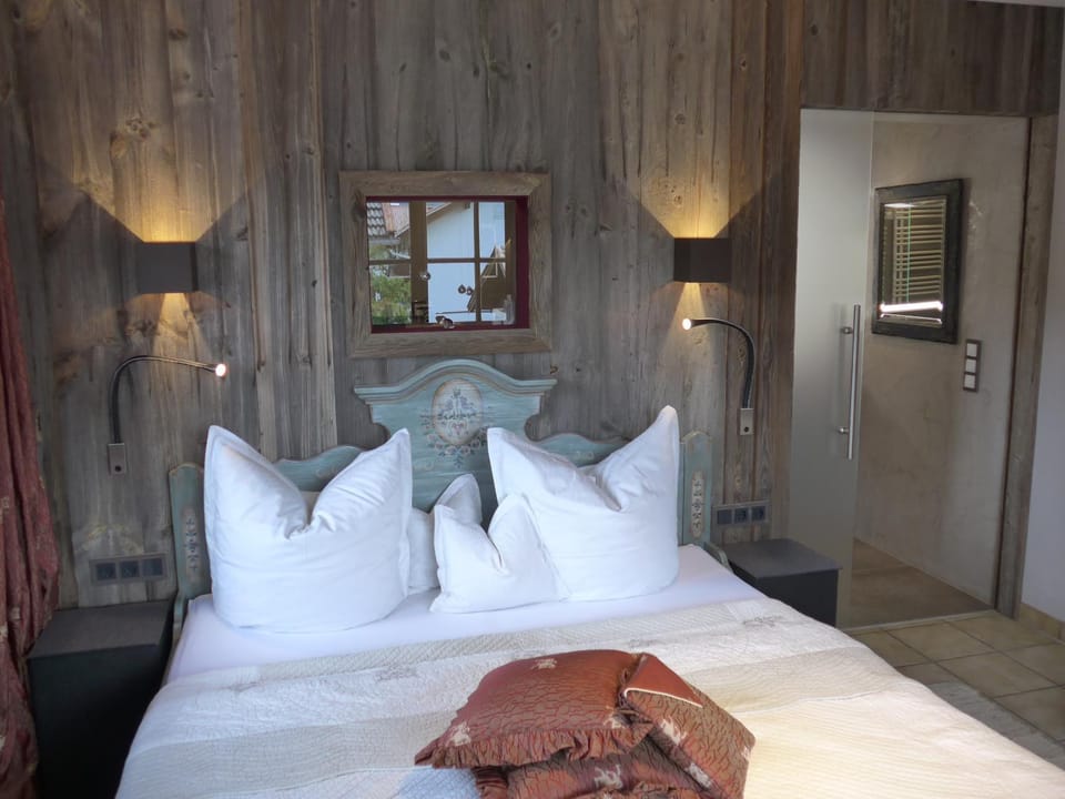 Bedroom, Mountain view