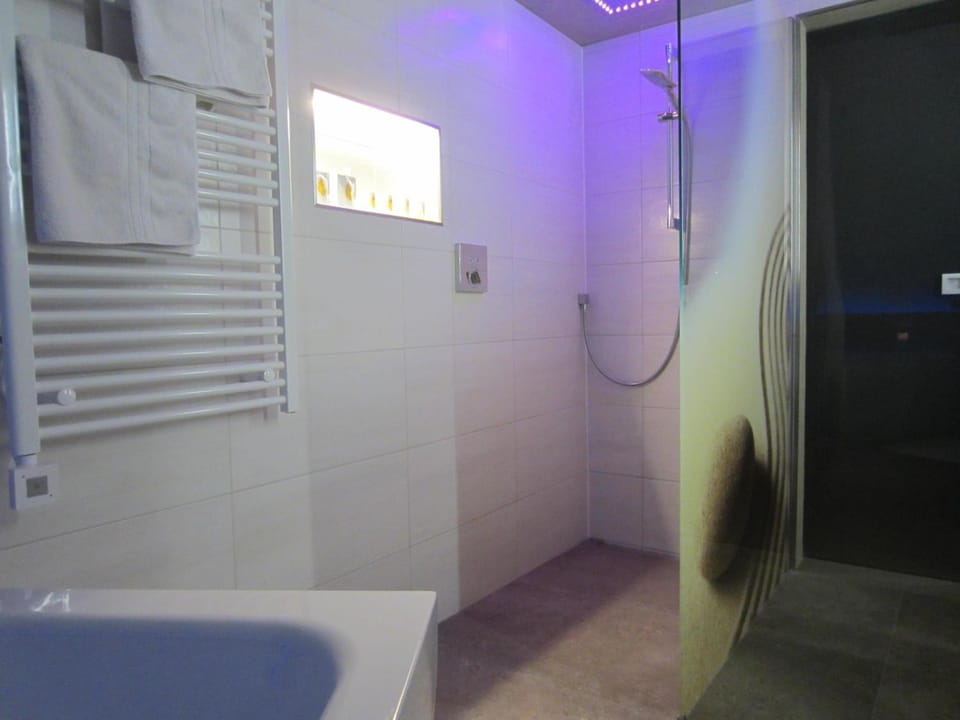 Shower, Toilet, Bathroom, Bath, heating, towels