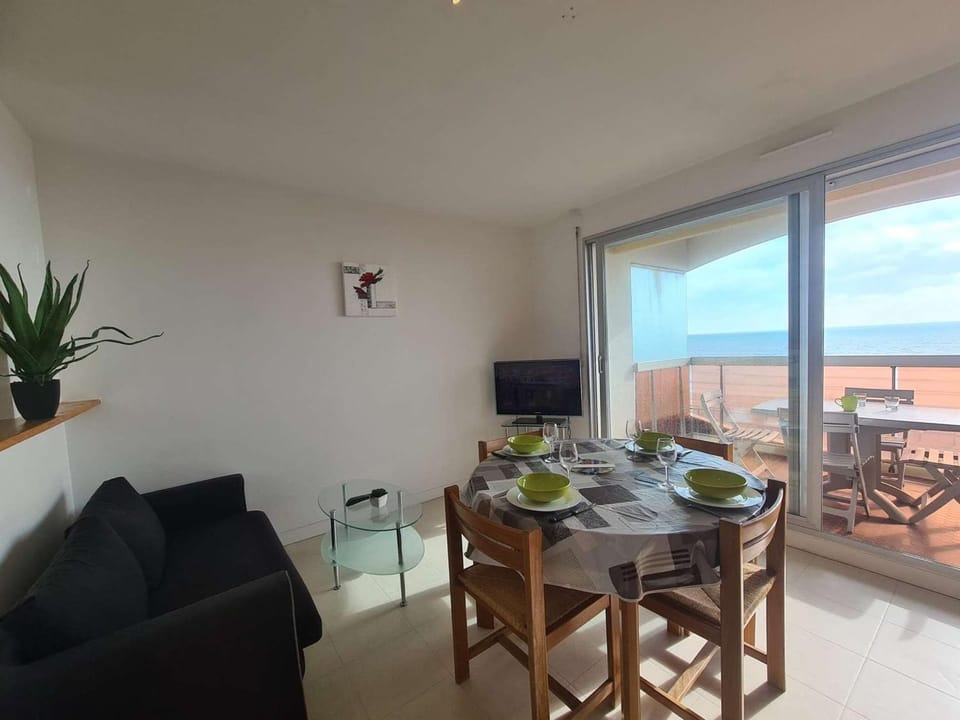 Appartement Face Mer, 3 Pièces, 4 Couchages avec Balcon, Parking Privé, 2 Étoiles - Saint-Jean-de-Monts - FR-1-224C-113 Apartment in Saint-Jean-de-Monts