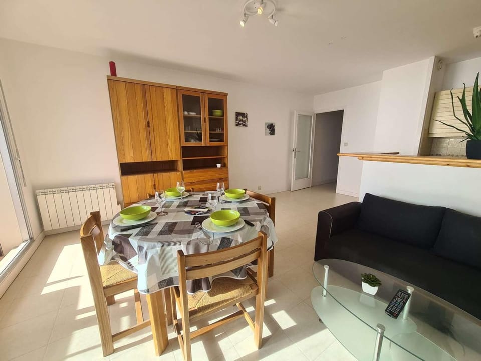 Appartement Face Mer, 3 Pièces, 4 Couchages avec Balcon, Parking Privé, 2 Étoiles - Saint-Jean-de-Monts - FR-1-224C-113 Apartment in Saint-Jean-de-Monts