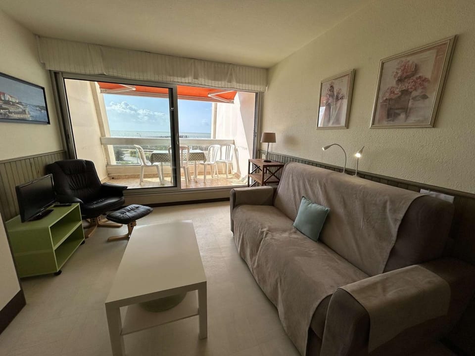 Studio cabine 4 pers avec balcon, parking et animaux admis à 50m de la plage - FR-1-224C-142 Cabin in Saint-Jean-de-Monts