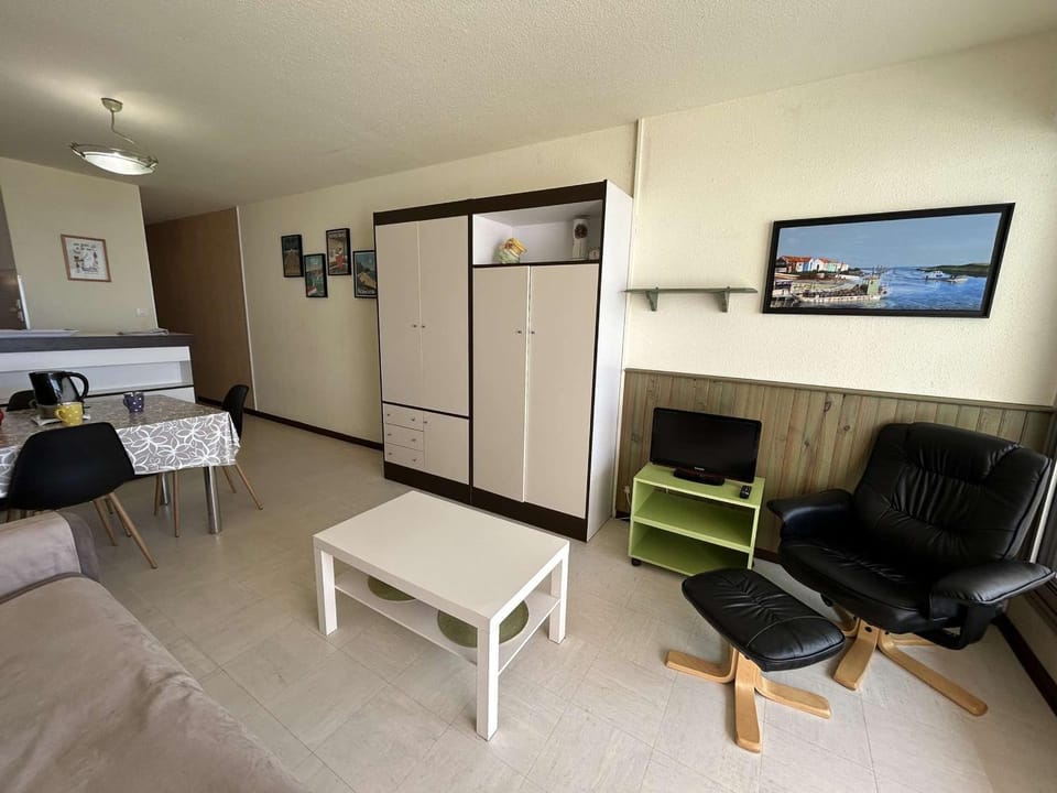 Studio cabine 4 pers avec balcon, parking et animaux admis à 50m de la plage - FR-1-224C-142 Cabin in Saint-Jean-de-Monts
