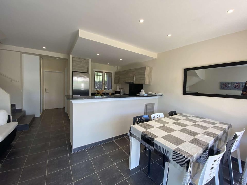 Maison moderne 4 pièces climatisée, proche plage, avec jardin, terrasse couverte et parkings sécurisés - FR-1-226-279 House in Sainte-Maxime