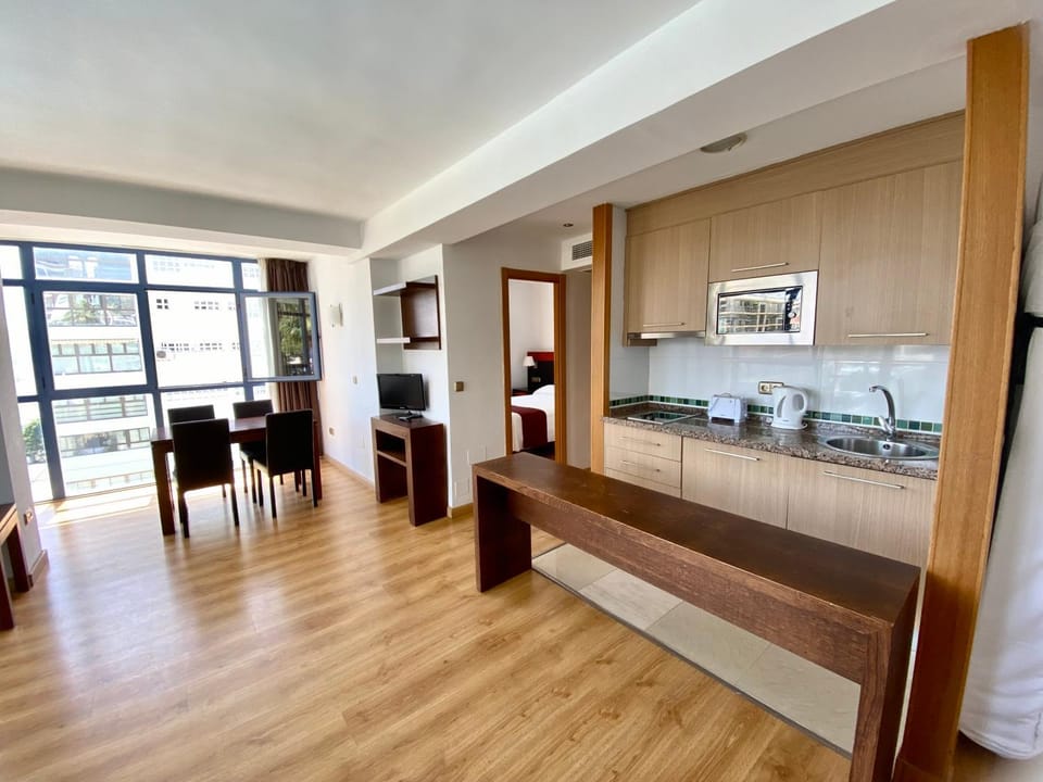TV and multimedia, Kitchen or kitchenette, Living room, Dining area, kitchen