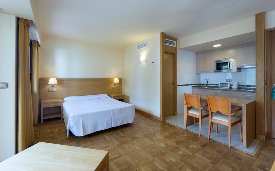 Bed, Photo of the whole room, kitchen