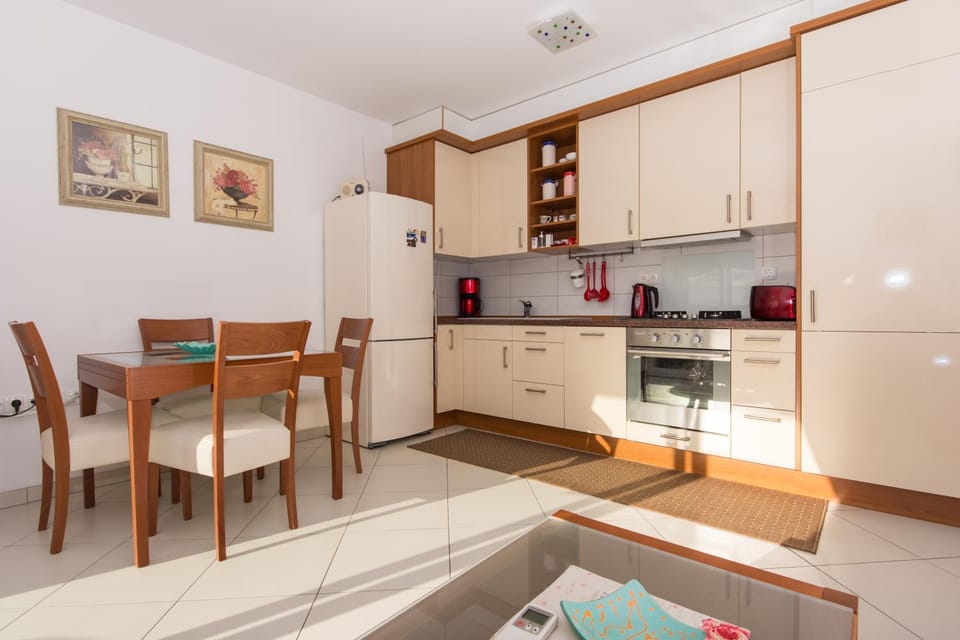 Kitchen or kitchenette, Seating area, dishwasher