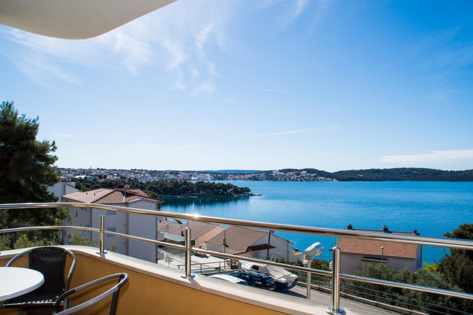 Restaurant/places to eat, Balcony/Terrace, Beach
