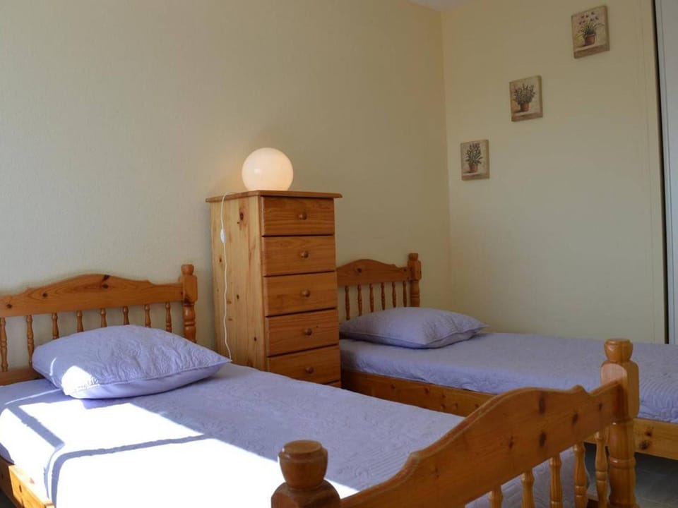 Appartement climatisé 3 pièces, 6 couchages, proche plage et centre, garage inclus - FR-1-250-61 Apartment in Le Grau-du-Roi