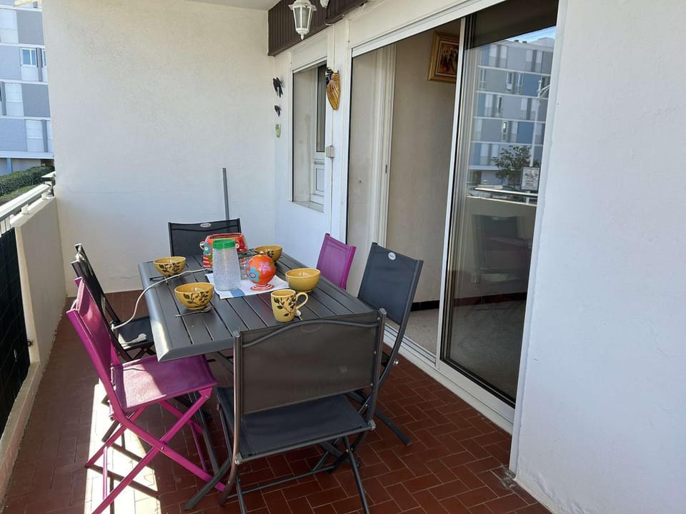 Appartement familial proche plage avec parking, climatisation et balcons - 6 couchages - FR-1-250-70 Apartment in Le Grau-du-Roi
