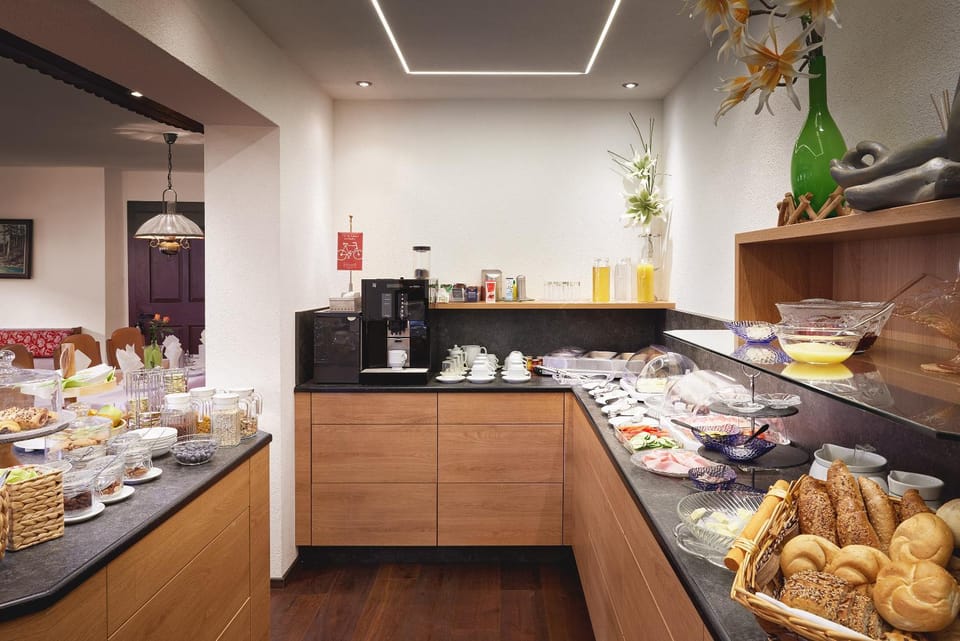 Spring, Food close-up, Coffee/tea facilities, Food and drinks, Decorative detail, Dining area, Food, Breakfast, Buffet breakfast, group of guests